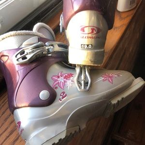 Salomon girl  ski boots.Mondo 19/19.5.240mm. Used but in good shape